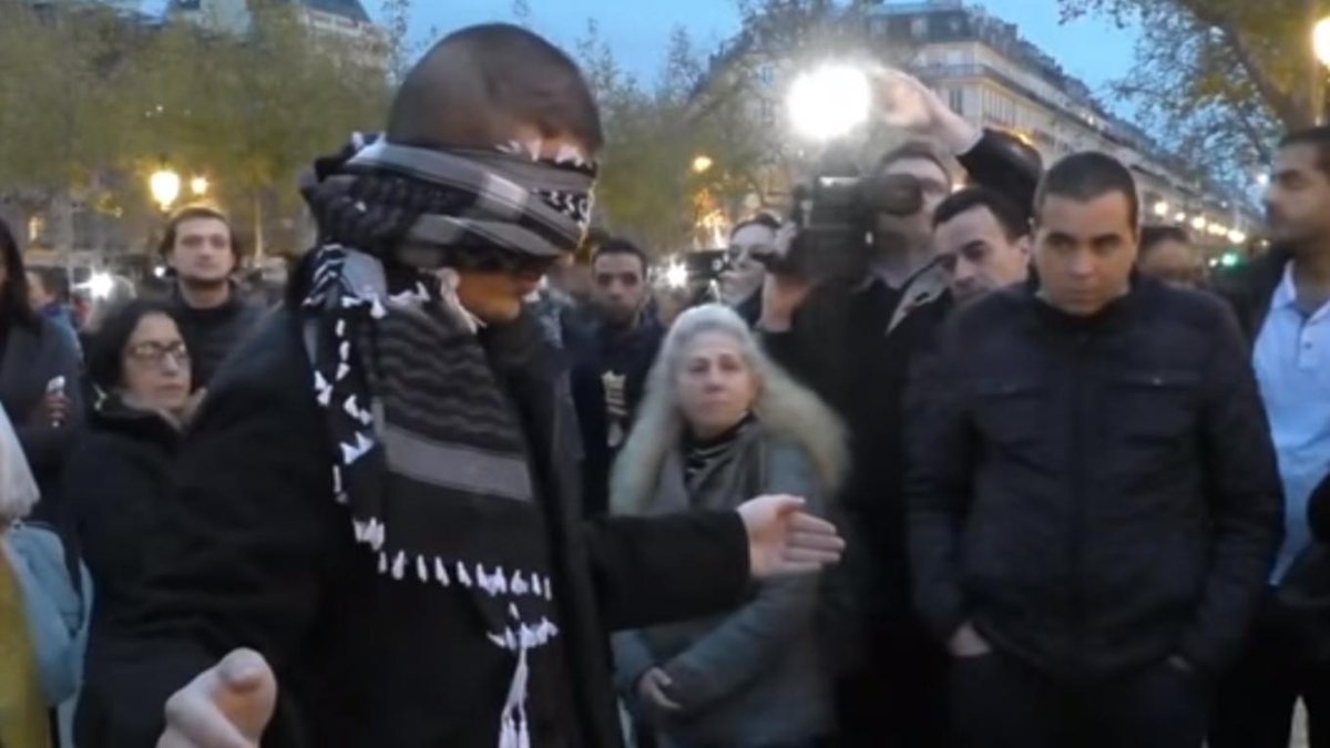 LANACION's tweet photo. Emotivo: un joven musulmán con los ojos vendados repartió abrazos en París https://t.co/hnjBLihENW  https://t.co/LQC0WQ3fNY