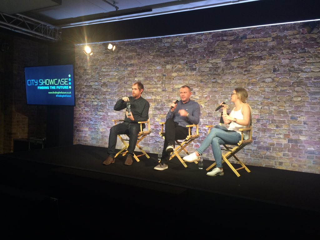 TYLERRIX's tweet image. #cityshowcase #findingthefuture talks down at @APPLEOFFIClAL store in Covent Garden 🎶