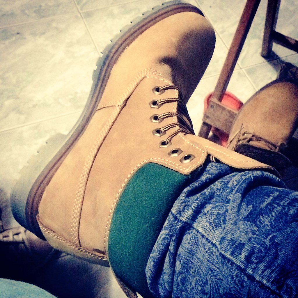 seryKim's tweet photo. #timberlands ❤️😍💁🏻👞 https://t.co/SMONlFlLNk