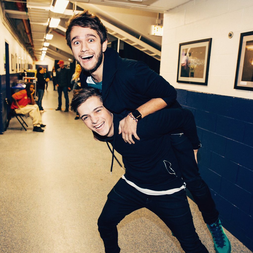 Zedd's tweet photo. 😁 @MartinGarrix https://t.co/QqBBPEK66D