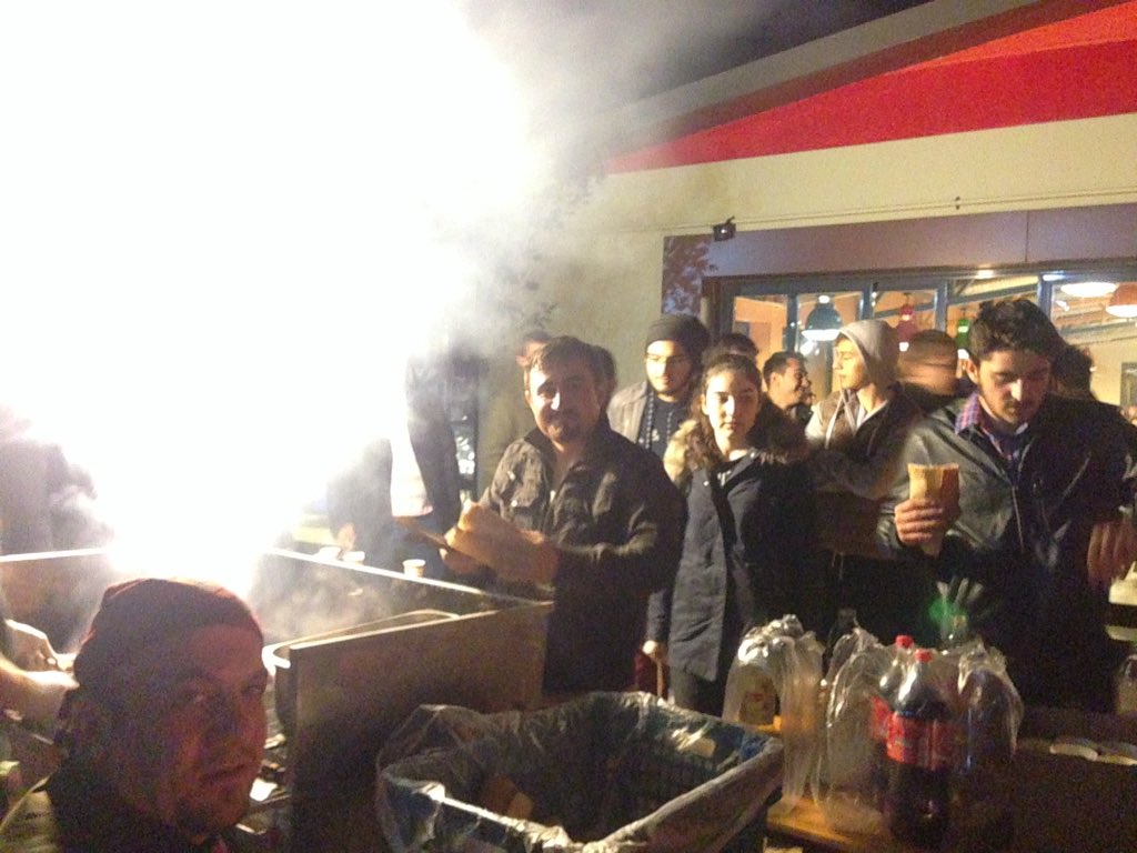 simacafegroovy's tweet photo. Party başladı:) Bigchef'in kendi ellerinden:) #mangal #yemek #sabancıüniversitesi #istanbul #EnGüzeliNeBiliyormusun https://t.co/F2HlaYstpC