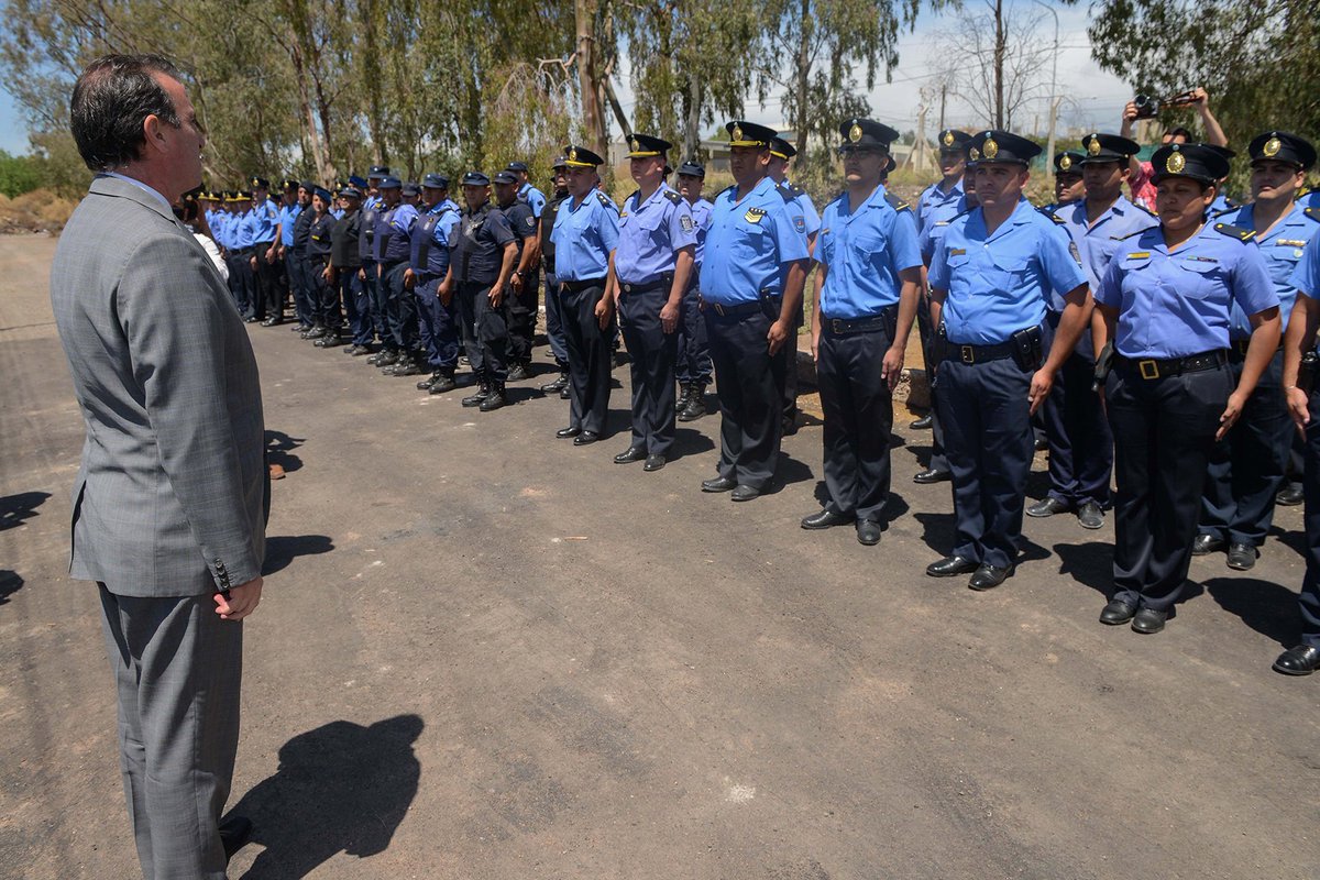 Entrega de más de 100 móviles policiales. Detalles en este link prensa.mendoza.gov.ar/el-gobernador-…