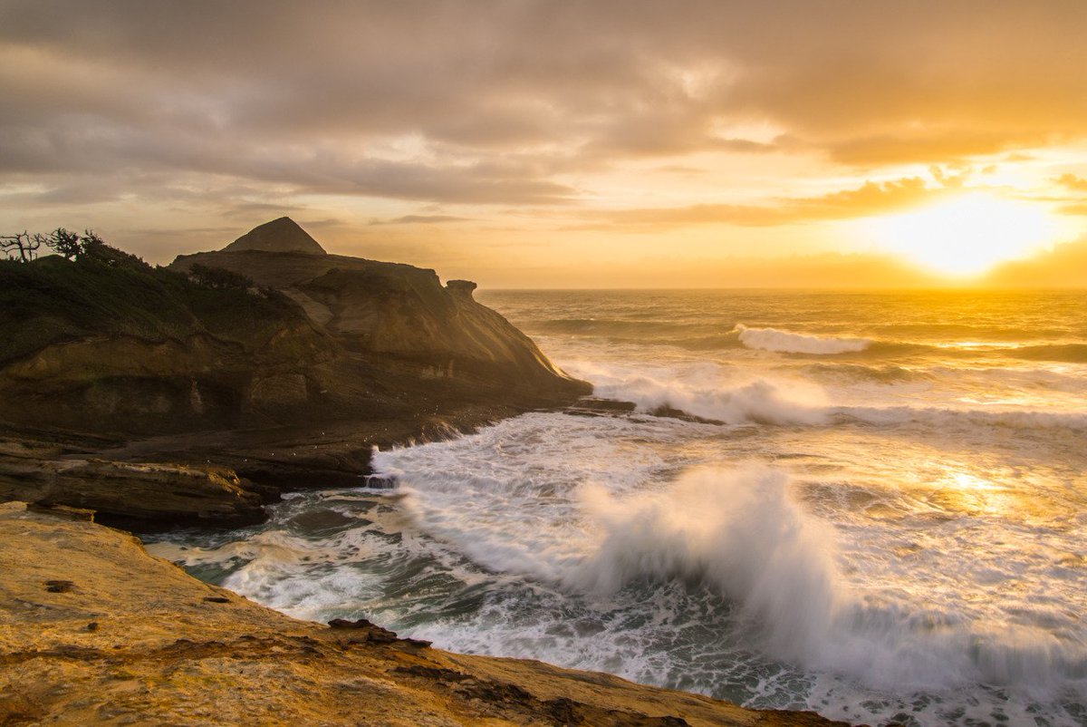 FreshCinco's tweet photo. #earthporn

Sunset at Cape Kiwanda, Pacific City, Oregon https://t.co/5xlY0hIq6D