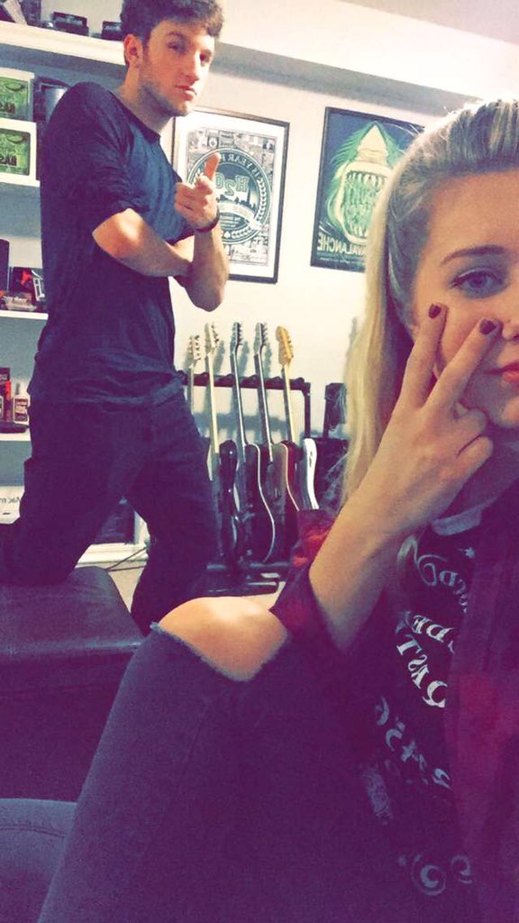Al3xandJulia's tweet photo. making music and taking selfies while doing it. #onederstudios https://t.co/N8zKSyy0WO