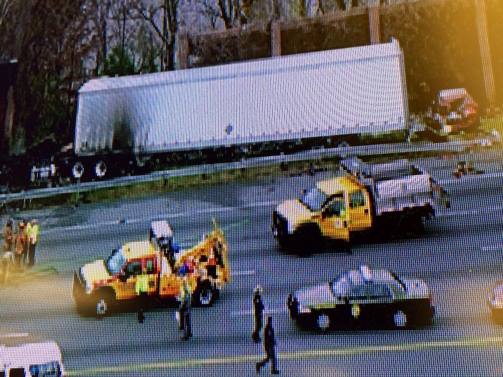 JimWBALTraffic's tweet photo. URGENT! MAJOR CRASH. Tractor trailer vs car. I 95 NORTH CLOSED btwn I 195 &amp; I 695/Arbutus #mdtraffic @wbalradio https://t.co/nSTt51Za73