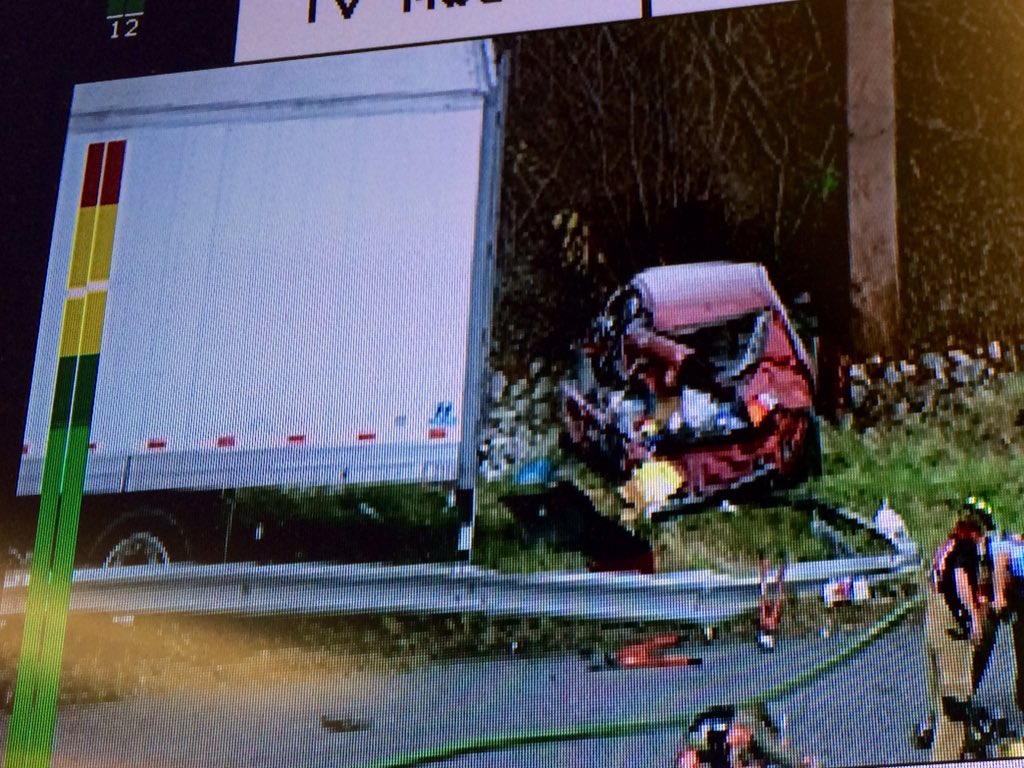 JimWBALTraffic's tweet photo. URGENT! MAJOR CRASH. Tractor trailer vs car. I 95 NORTH CLOSED btwn I 195 &amp; I 695/Arbutus #mdtraffic @wbalradio https://t.co/nSTt51Za73