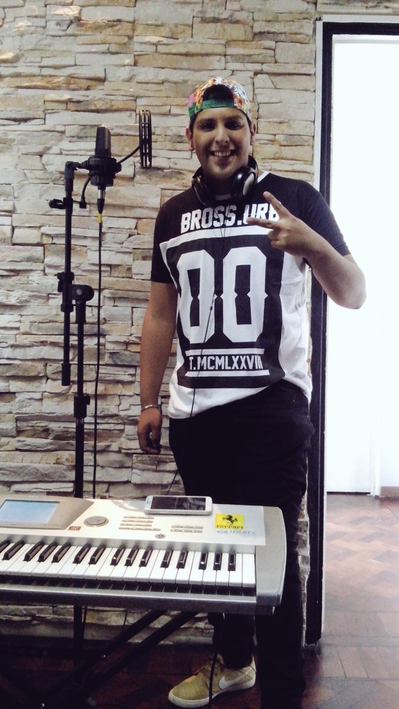 MAUCENToficial's tweet photo. HOY SE TERMINO DE GRABAR EL CUARTO TEMA TITULADO "ME ENCANTA" #MAUCENT QUE SALE MUY PRONTO !!!! https://t.co/6GkNlfTSNA