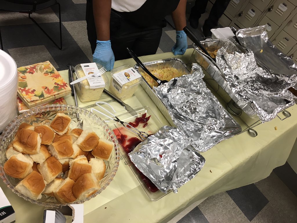AkeemMET's tweet photo. #D266 Thanksgiving Potluck | In-Store + MET = 1 Team "Partnership" #Store6322 @flint_x 🔥😉😎 https://t.co/KArbLYPIBo