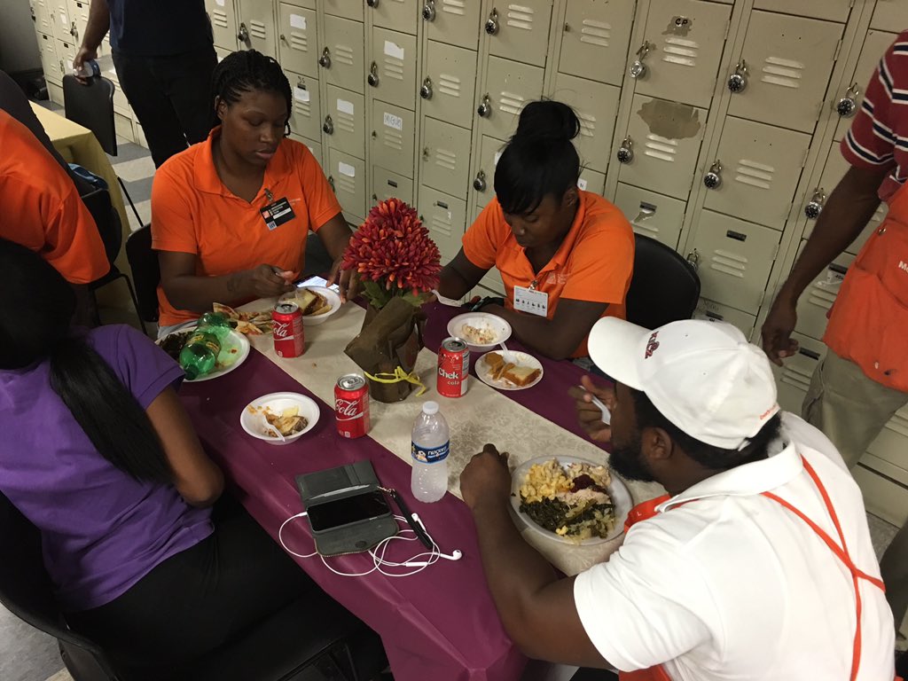AkeemMET's tweet photo. #D266 Thanksgiving Potluck | In-Store + MET = 1 Team "Partnership" #Store6322 @flint_x 🔥😉😎 https://t.co/KArbLYPIBo