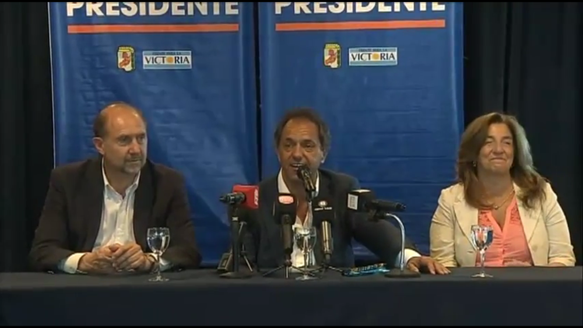 UxPenlosmedios's tweet photo. #AHORA @danielscioli: "El domingo vayan a votar por la boleta que tiene los colores de Argentina" en #SantaFe https://t.co/lLrlVhp8Bi