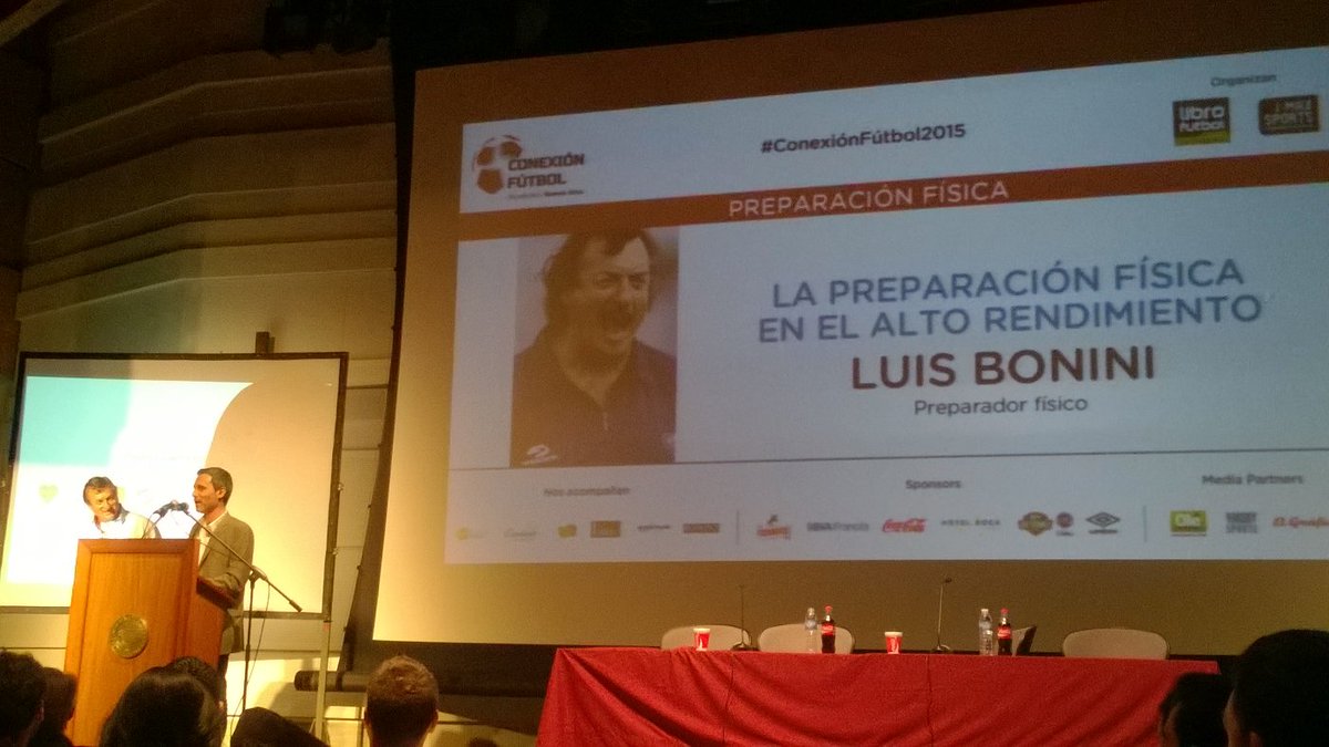 TimonFutbol's tweet image. El profe Luis Bonini en #ConexionFutbol2015. Una charla mejor que la otra. #TimonFC presente.