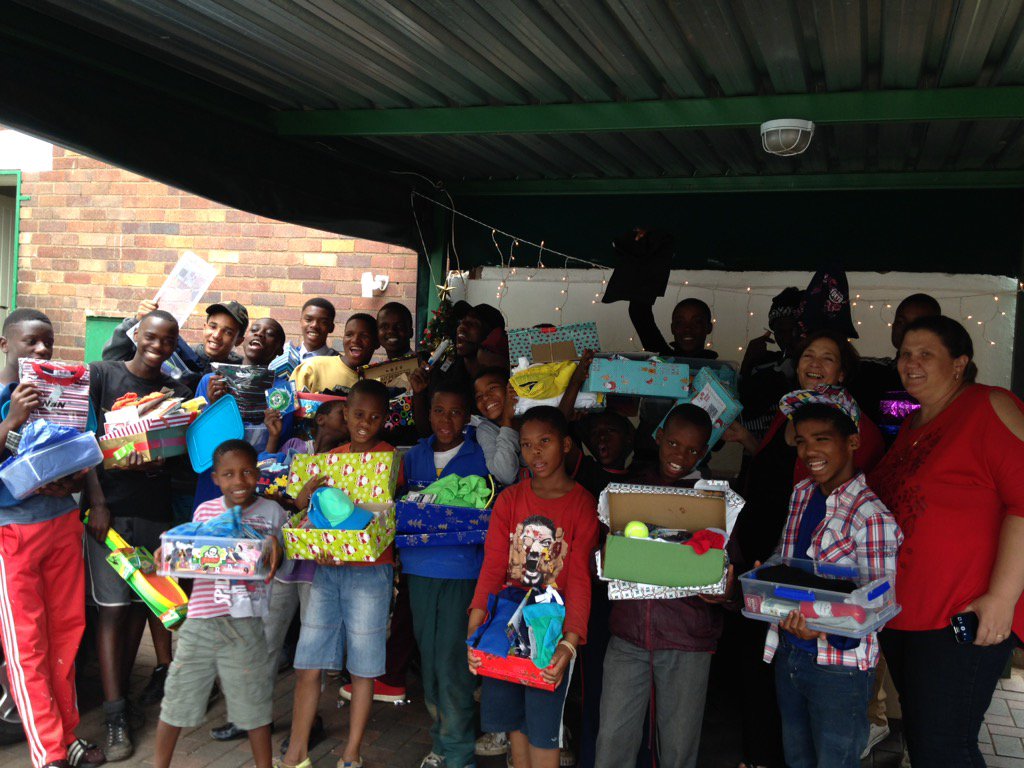 SuperLiesel's tweet photo. #thankyou @SantaShoebox for #happyfaces #howfastcanyouopenthis?! #SSB2015 @smufafa https://t.co/jNExbDyyRl