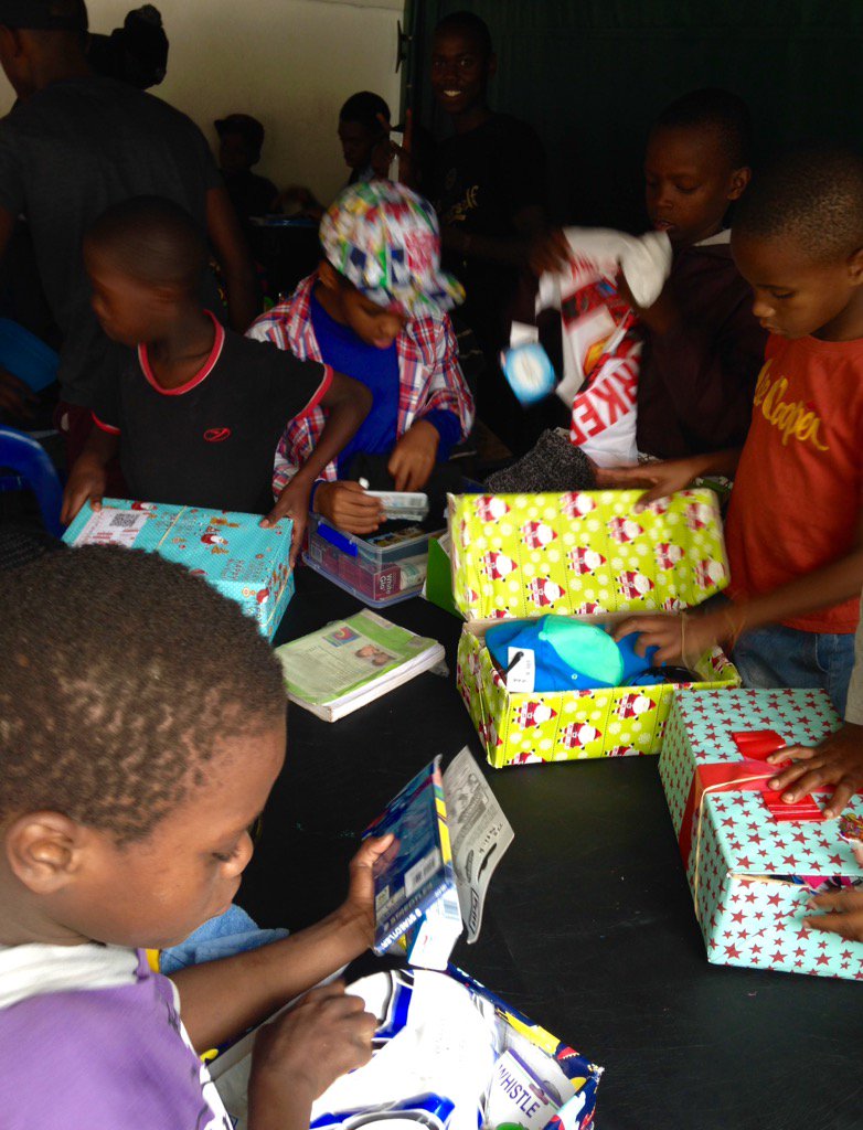 SuperLiesel's tweet photo. #thankyou @SantaShoebox for #happyfaces #howfastcanyouopenthis?! #SSB2015 @smufafa https://t.co/jNExbDyyRl