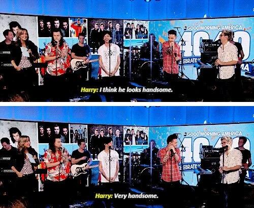Mrsmalik_8's tweet photo. Harry talking about Niall's glasses

Harry is me
Harry is you
He represents our fandom
#1DGE
#MTVStars One Direction https://t.co/W0cc2Odezk