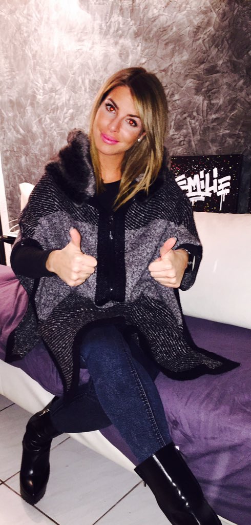 EmilieSS9Off's tweet photo. Envie de fêter ma victoire avec VOUS!! 😃😃😃🌟👍Combien de RT pour la fêter ensemble? 😘😘😘 https://t.co/HEF8AfrMIK