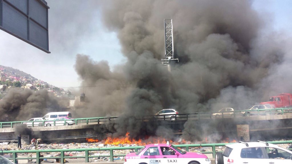 EfektoTv's tweet photo. #AlMomento Indigente prende fuego a basura bajo puente de ciclopista y periférico; bomberos trabajan en el lugar https://t.co/9YllFwewW1