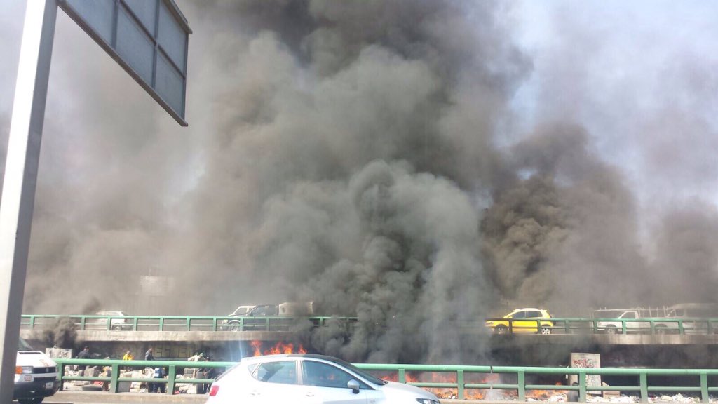 EfektoTv's tweet photo. #AlMomento Indigente prende fuego a basura bajo puente de ciclopista y periférico; bomberos trabajan en el lugar https://t.co/9YllFwewW1