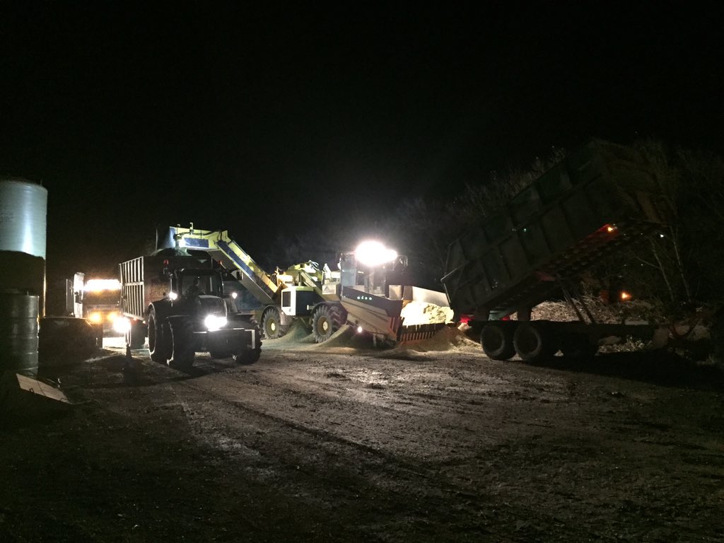farmerThomo's tweet photo. Still pushing on with maize..! #harvest15 https://t.co/9T8Ms81NFd