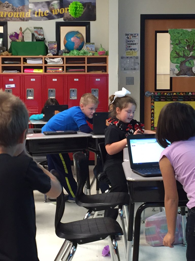 MichielleMorris's tweet photo. Learning to email each other @ElemJacks @dual2nd #chromebooks #eljacks https://t.co/QQpzW0eLgO
