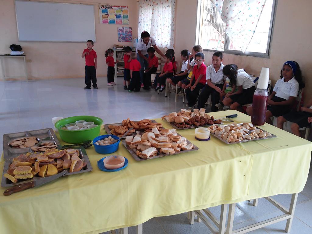 CBITMirthaFaria's tweet photo. Celebrando el Día de la Alimentación EB Las Cruces @cbitmunmauroa @LeonelParica @liseth_suarez https://t.co/yCfaV105Ct