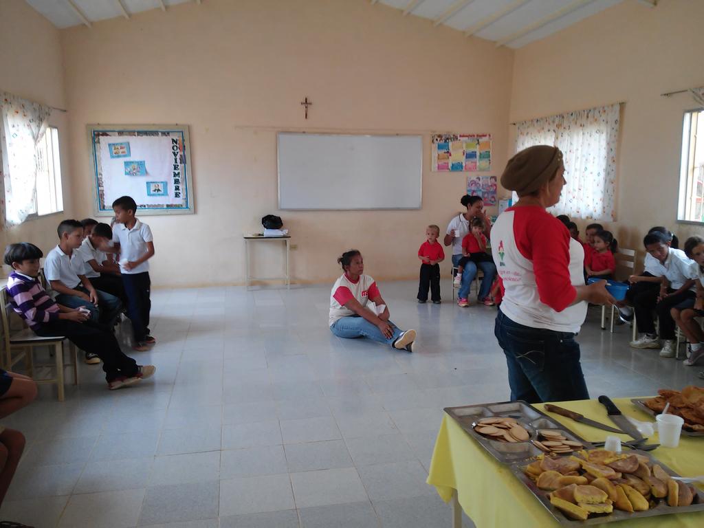 CBITMirthaFaria's tweet photo. Celebrando el Día de la Alimentación EB Las Cruces @cbitmunmauroa @LeonelParica @liseth_suarez https://t.co/yCfaV105Ct