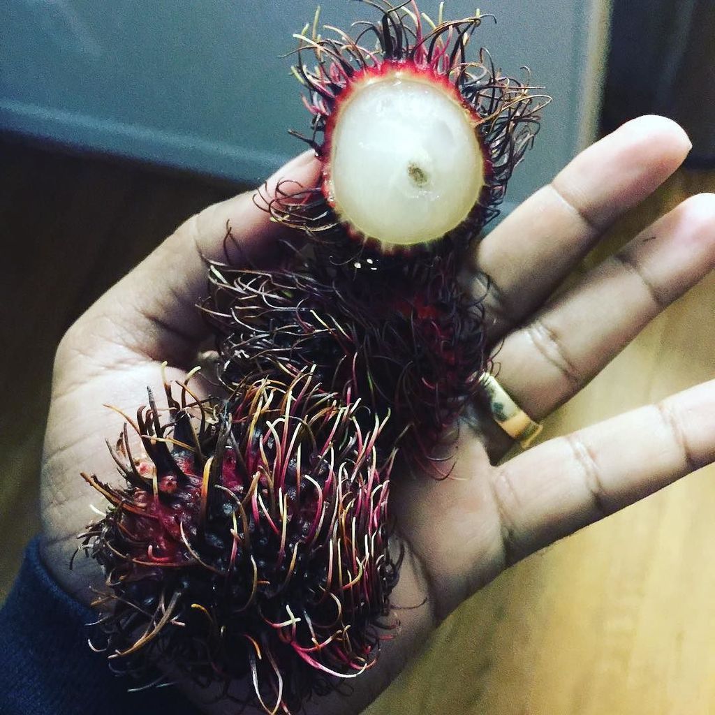 RealRedimi2's tweet photo. En #honduras se llaman #lichas en #guatemala se llaman #rambutan y yo Las Consigo aquí en #GA #atl a mí y a @samant… https://t.co/hZ0NMxqCOH