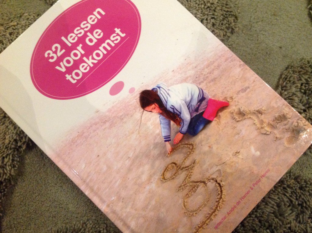 diederikveerman's tweet photo. Mooi educatief praktijkboek #32lessenvoordetoekomst. Trots om bijdrage aan te leveren met ontdekles over #Kiribati https://t.co/8OTzNAiPkW
