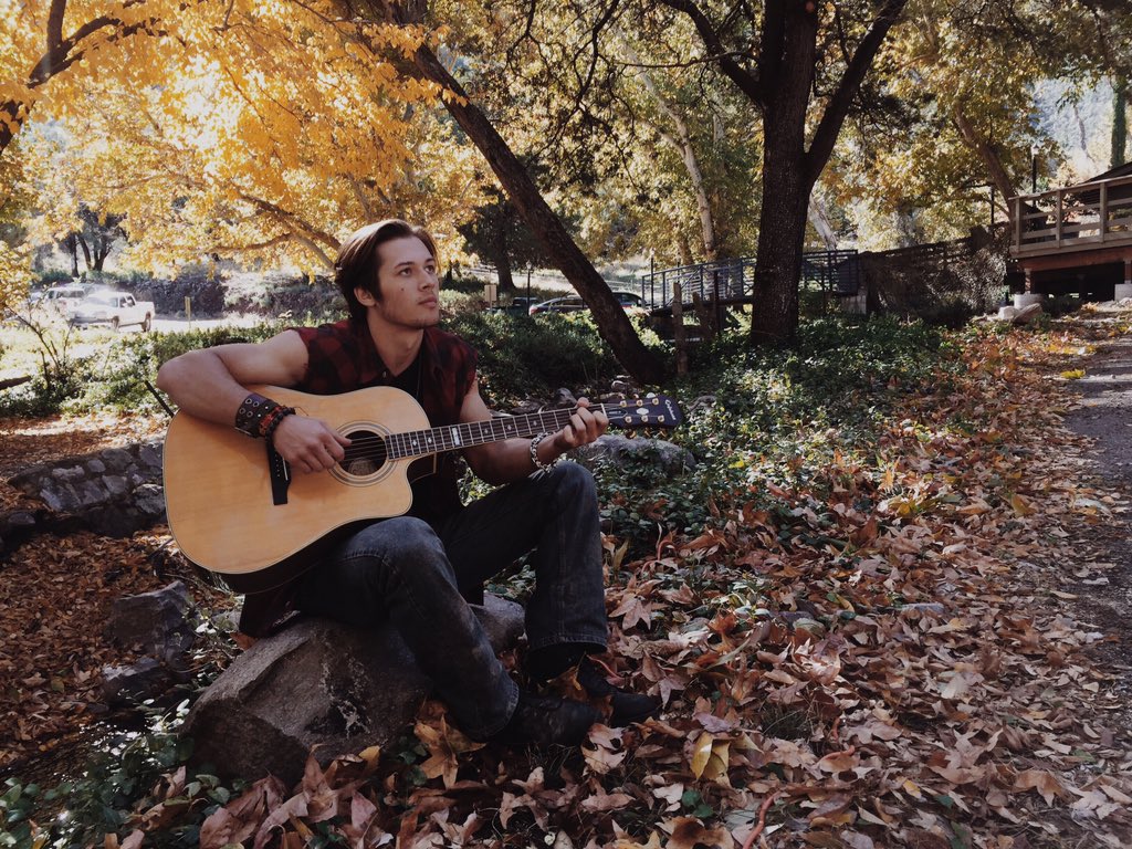 tiiuloigu's tweet photo. An essential instrument while shooting in the desert #YoureGonnaMissMe  @iamLeoHoward rockin' it #setlife https://t.co/jkg8LvbHcz
