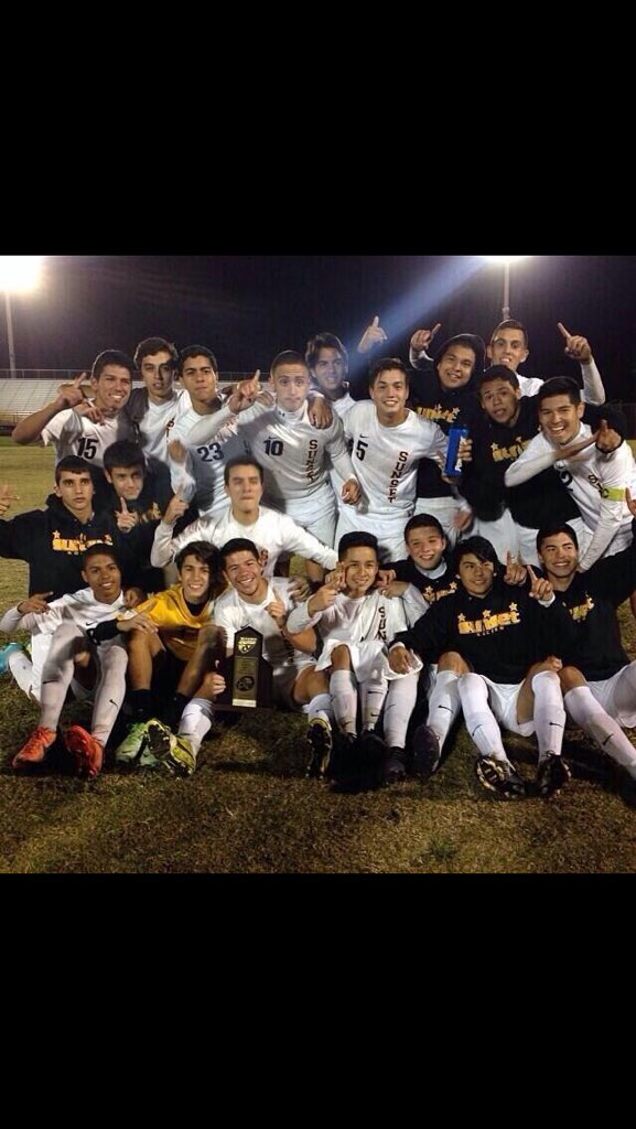 lozandinho's tweet photo. First thing that comes to mind when I think about high school ⚽️👬🔥💃🏽 #HalaSunset #LosMariachis #Shorryyyyyyyyyy https://t.co/gDn4LXWvBS