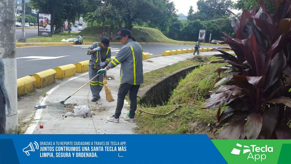 SantaTeclaSV's tweet photo. Gracias a tu reporte ciudadano desde #TeclaApp, se realizó una jornada de limpieza en salida a Calle Panamericana. https://t.co/vjVI4DUFep