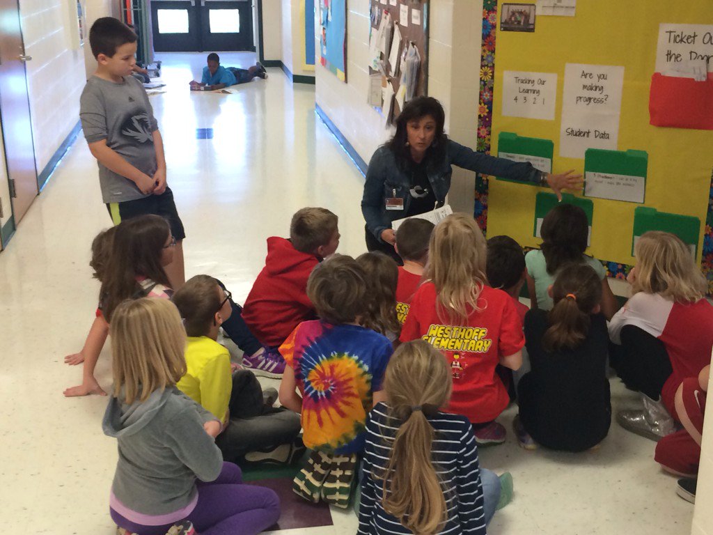 drsefrit's tweet image. How powerful is this scene? Ms Rohn&apos;s 3rd grade class setting up data wall. #studentlearninggoals @VisibleLearning