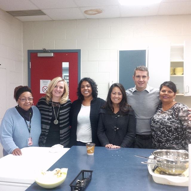 CraigOwenAlex's tweet photo. Serving breakfast at Kipling JM School

via ✨ @padgram ✨(https://t.co/eirlV1fJQQ)
https://t.co/QxZwYQ72Tk https://t.co/2TrMUcuN5c