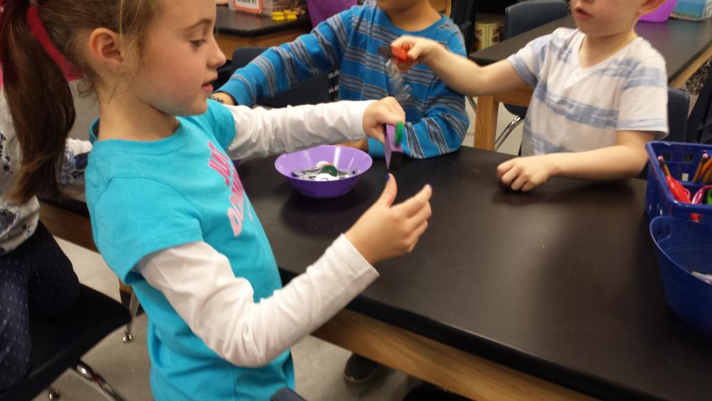 GESSTEMLAB's tweet photo. Learning about magnets is way too fun!! #stem #amilearning? #oramiplaying? #youredoingboth! https://t.co/BDi7cOUObv