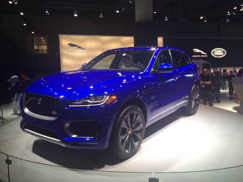 trackandstyle's tweet photo. Range Rover Evoque convertible y Jaguar F-Pace hacen su aparición en el #LAAutoShow @LandRoverMX @JaguarCarsMx https://t.co/Qt3ivhbL0u