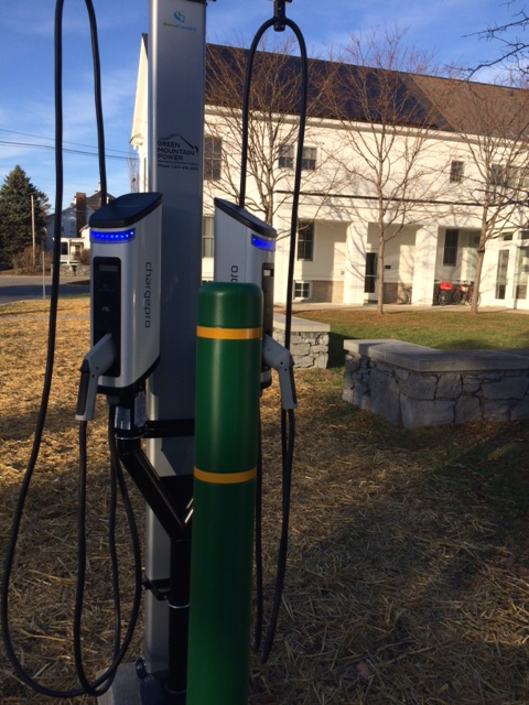 MiddleburyFECH's tweet photo. We now have an #electricvehicles charging station behind the FEC! Stop in to find out how to use it. #sustainability https://t.co/cnWztUgOb0