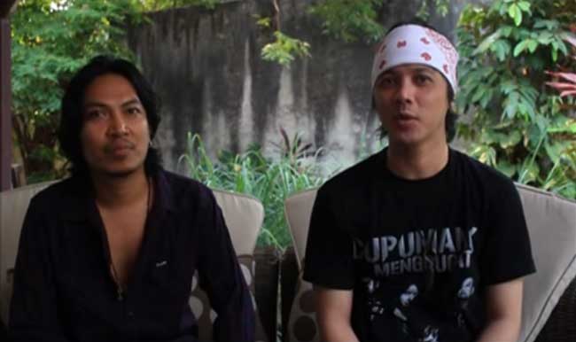 RollingStoneINA's tweet photo. Segera terbit!
‘Rock Memberontak’ buku tentang Robi 'Navicula' dan Che 'Cupumanik' https://t.co/6akrRPBW0p https://t.co/FxppnIjnQ8