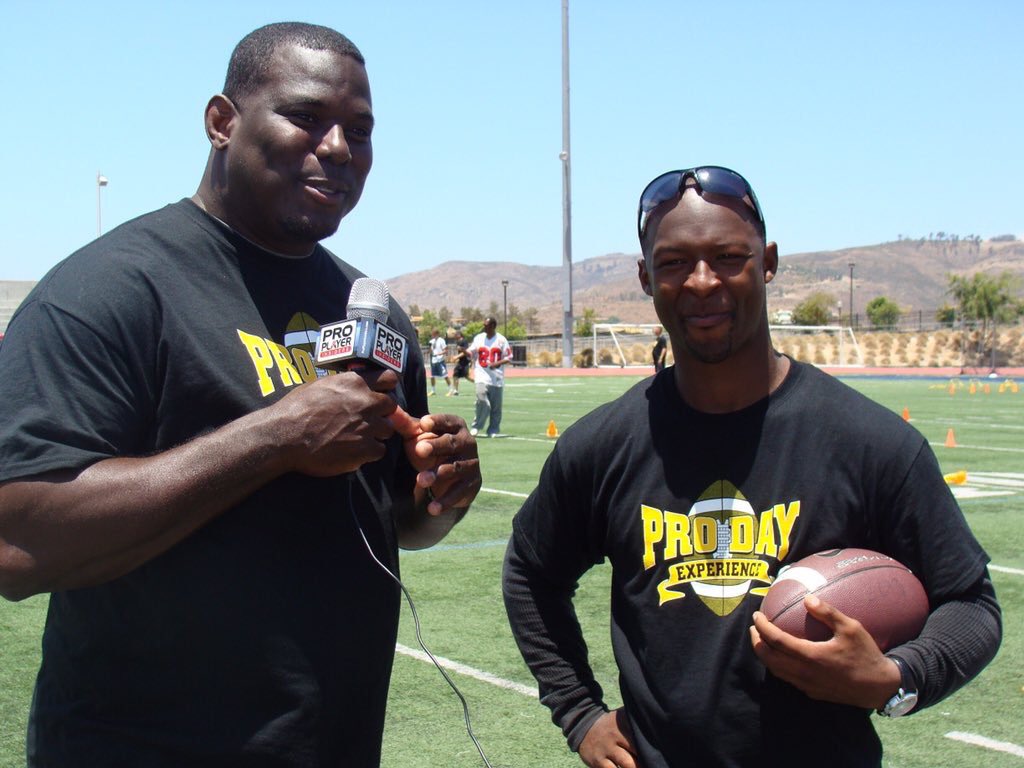ProDayX's tweet photo. @ProDayX in San Diego with @bc_chamberlain and @Xfactor_82 #BroncosCountry #ChiefsKingdom https://t.co/ClwmFjPlEh