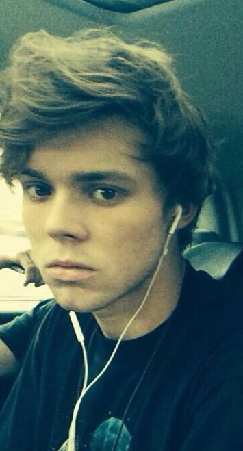 only5sosdaily's tweet photo. seeing 5sos tweet all these ppl but not me #MTVStars 5 Seconds of Summer https://t.co/0rh5WpMCwm