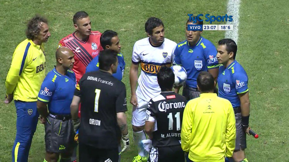 MundoBosteroTW's tweet photo. El arbitro no inicia el partido hasta que Orión no se cambie su camiseta por una de otro color. Es amistoso juez... https://t.co/KQbRwT9gHe