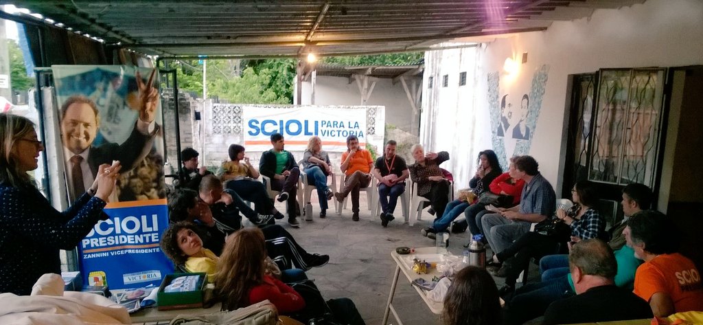 NanoCaraOK's tweet photo. En toda la Ciudad militando por #ScioliPresidente #Tolosa https://t.co/CqGJp54jzr