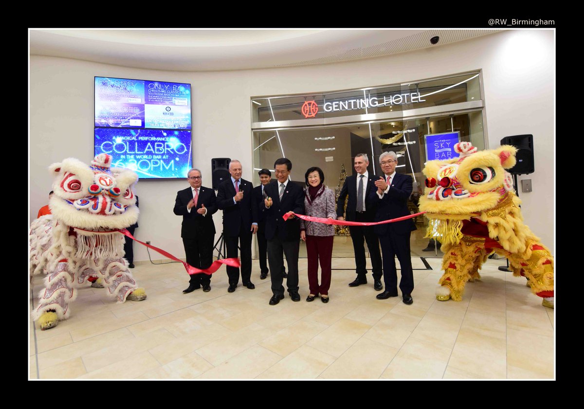 .@RW_Birmingham Tan Sri Lim Kok Thay cuts the ribbon to launch Christmas at Resorts World #Birmingham