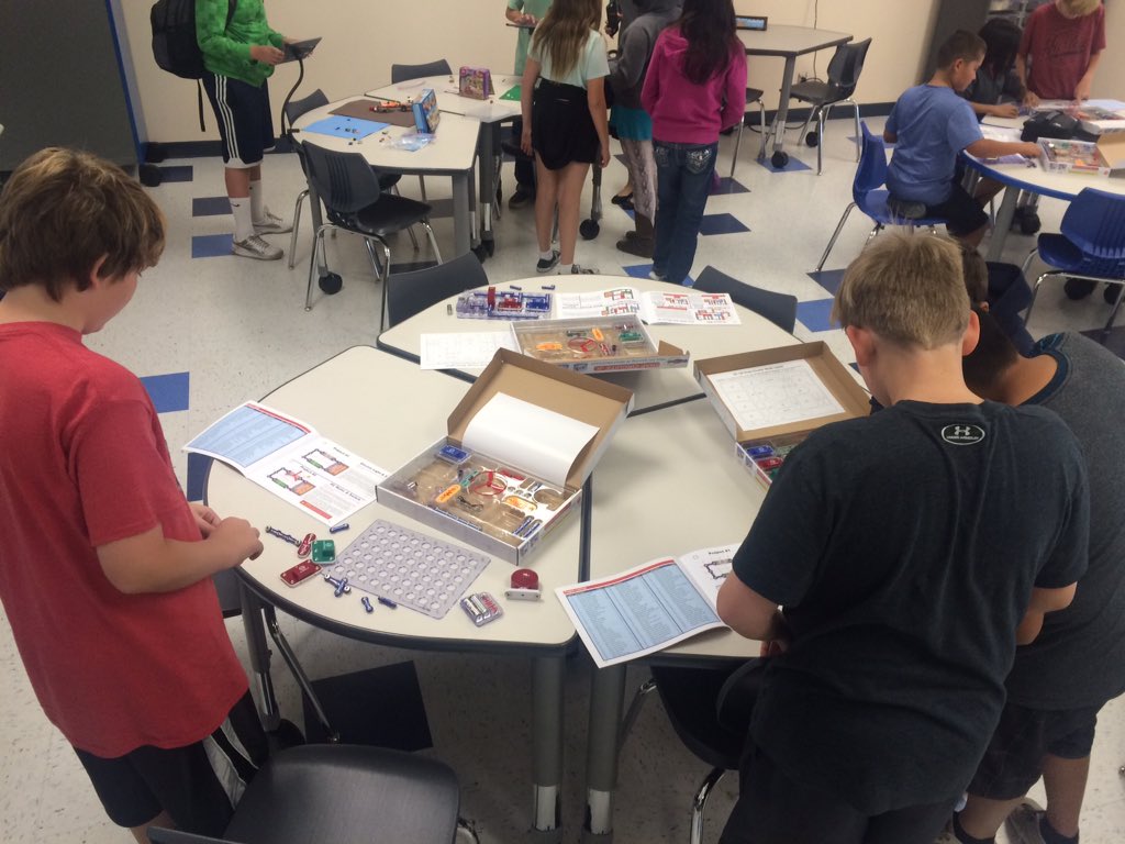 Runner58446's tweet photo. @LCSMUSTANGS first Makers Club during lunch @PVSDCamarillo @AlexanderTLS https://t.co/vjecUGOvAk