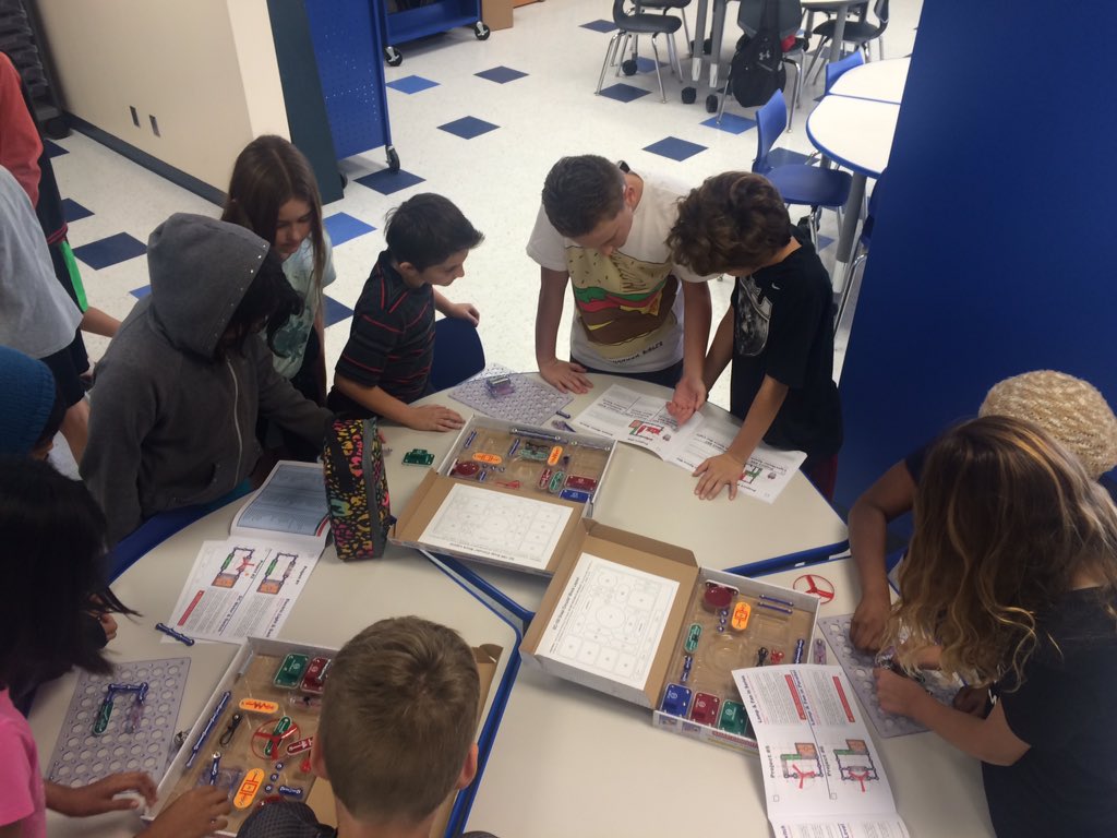 Runner58446's tweet photo. @LCSMUSTANGS first Makers Club during lunch @PVSDCamarillo @AlexanderTLS https://t.co/vjecUGOvAk