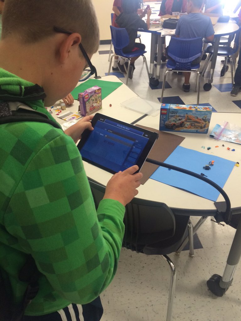 Runner58446's tweet photo. @LCSMUSTANGS first Makers Club during lunch @PVSDCamarillo @AlexanderTLS https://t.co/vjecUGOvAk