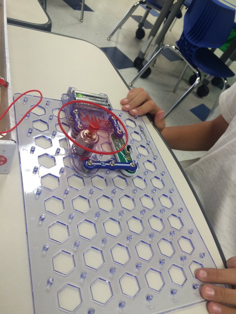 Runner58446's tweet photo. @LCSMUSTANGS first Makers Club during lunch @PVSDCamarillo @AlexanderTLS https://t.co/vjecUGOvAk