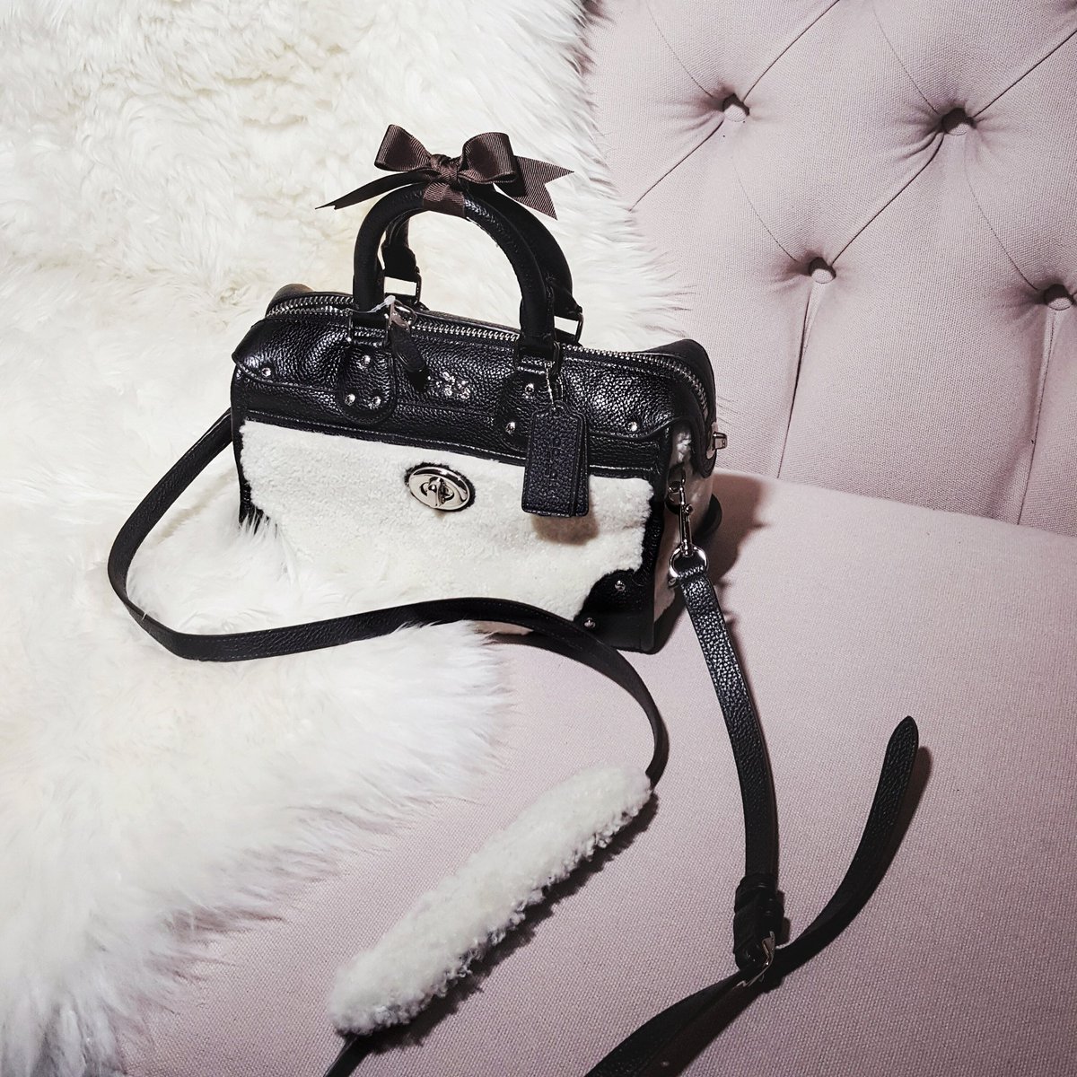 shini__park's tweet photo. Shoot day at #CubeCollective studio! This @Coach shearling beaut would make a great gift for mum... 👧 https://t.co/4fgffZzBx2