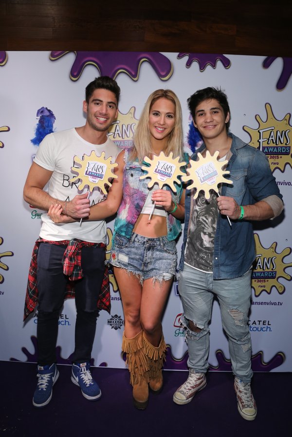 RooCapece's tweet photo. ¡Chica #SuperIN ella! @flor_vigna en los premios #FansAwards2015 👑 https://t.co/lGXUW7rUkF