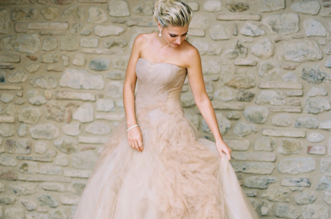 This @VeraWangGang gown is the definition of #dreamdress! Fall in love here: stylemepretty.com/2015/11/18/cla… <a href="/ktgrantphoto/">Katie Holiday Grant</a>