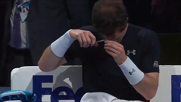abc_es's tweet photo. Murray se corta el pelo en pleno partido contra Nadal https://t.co/0FFDScBoUC https://t.co/2KzyVRQOPe