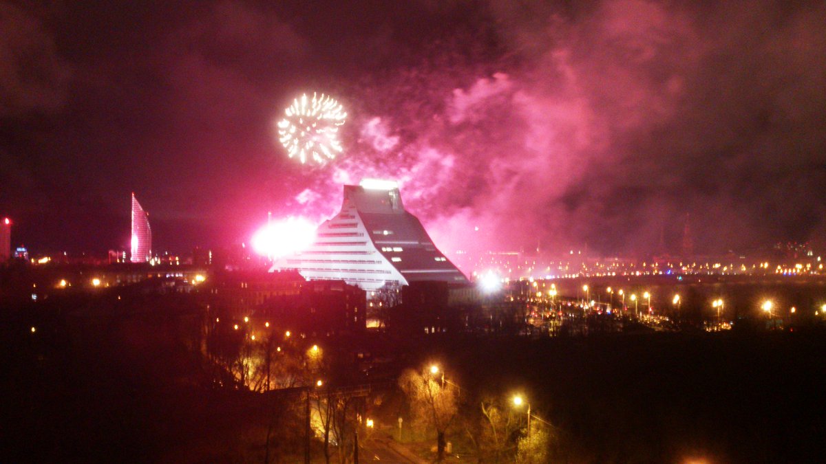 Sveicieni Latvijai un <a href="/LNB_lv/">Nacionālā bibliotēka</a> no kaimiņiem <a href="/TornakalnsLU/">Akadēmiskais Centrs</a> un <a href="/GeografuMafija/">LU ĢZZF SP</a> ! :) #Latvijai97